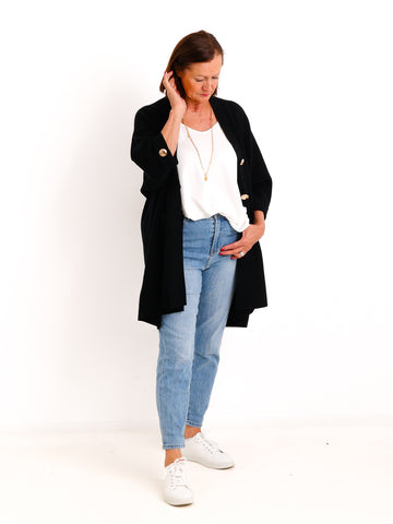 Oversize Strickjacke DORO.S – Lange Feinstrickjacke mit goldenen Schmuckknöpfen – Gr. 38–48