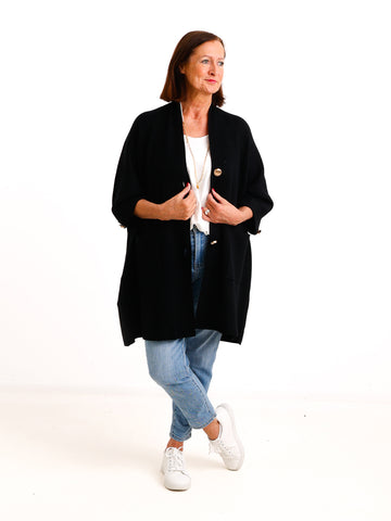 Oversize Strickjacke DORO.S – Lange Feinstrickjacke mit goldenen Schmuckknöpfen – Gr. 38–48