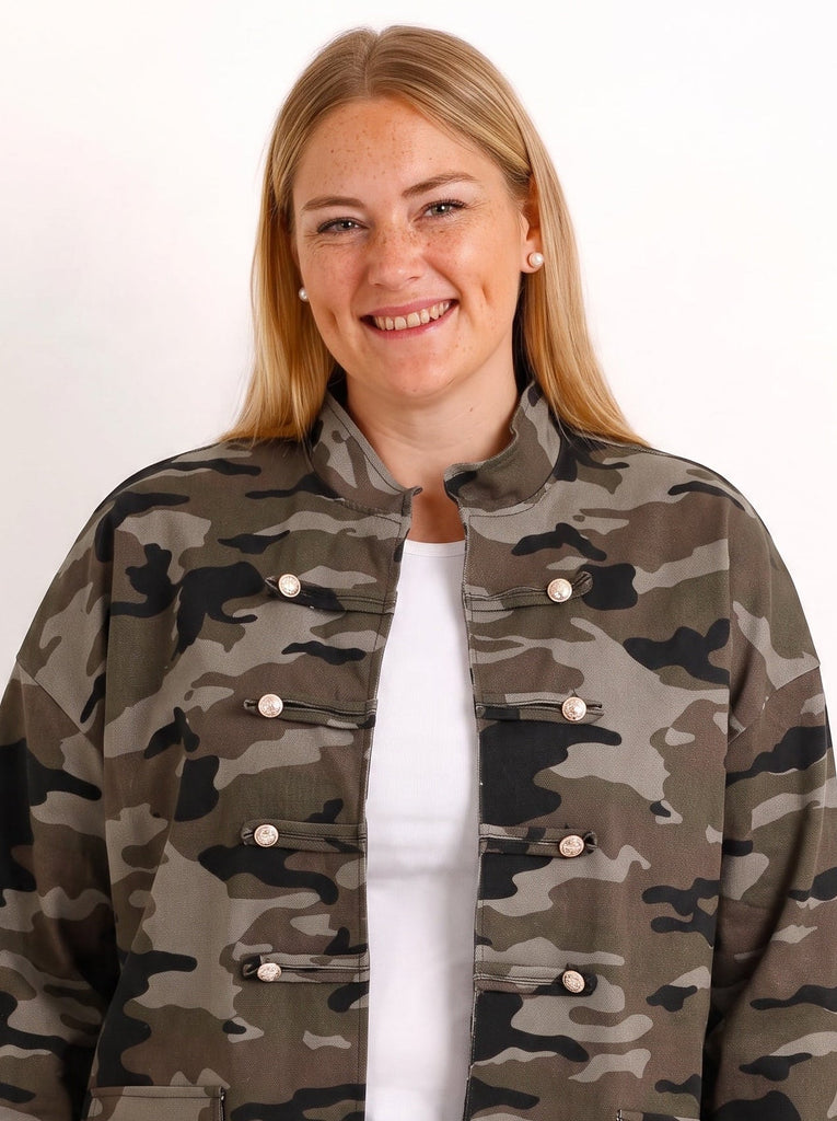 Curvy Size Denim-Jacke SANNE – Camouflage-Look mit dekorativen Riegeln – Gr. 46–56