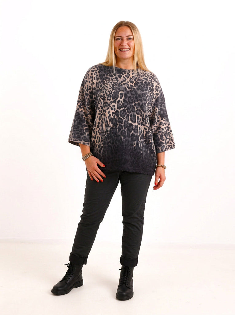 Silberstern Curvy Feinstrick-Pullover MARISA mit Leoprint, U-Boot-Ausschnitt und Dreiviertelärmeln in Oversize-Passform