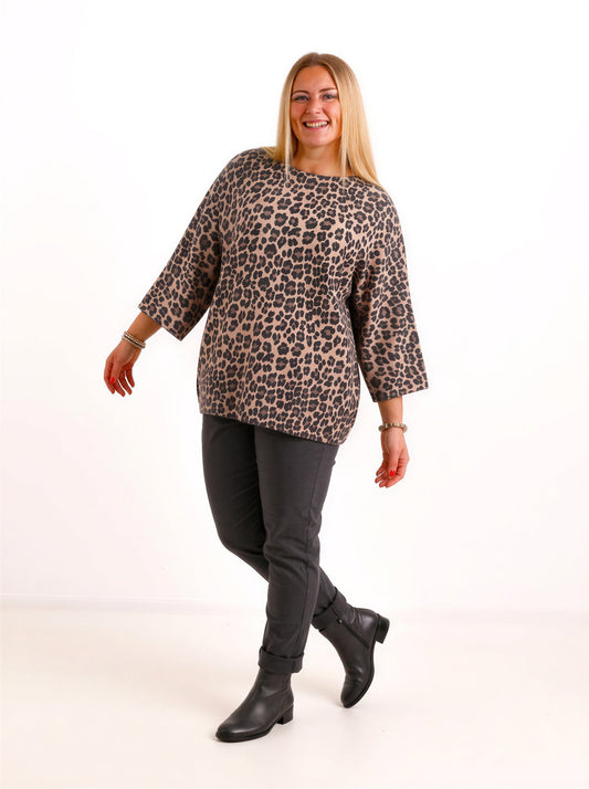 Silberstern Curvy Size Feinstrick-Pullover MARISA mit Leopardenmuster, U-Boot-Ausschnitt und Dreiviertelärmeln