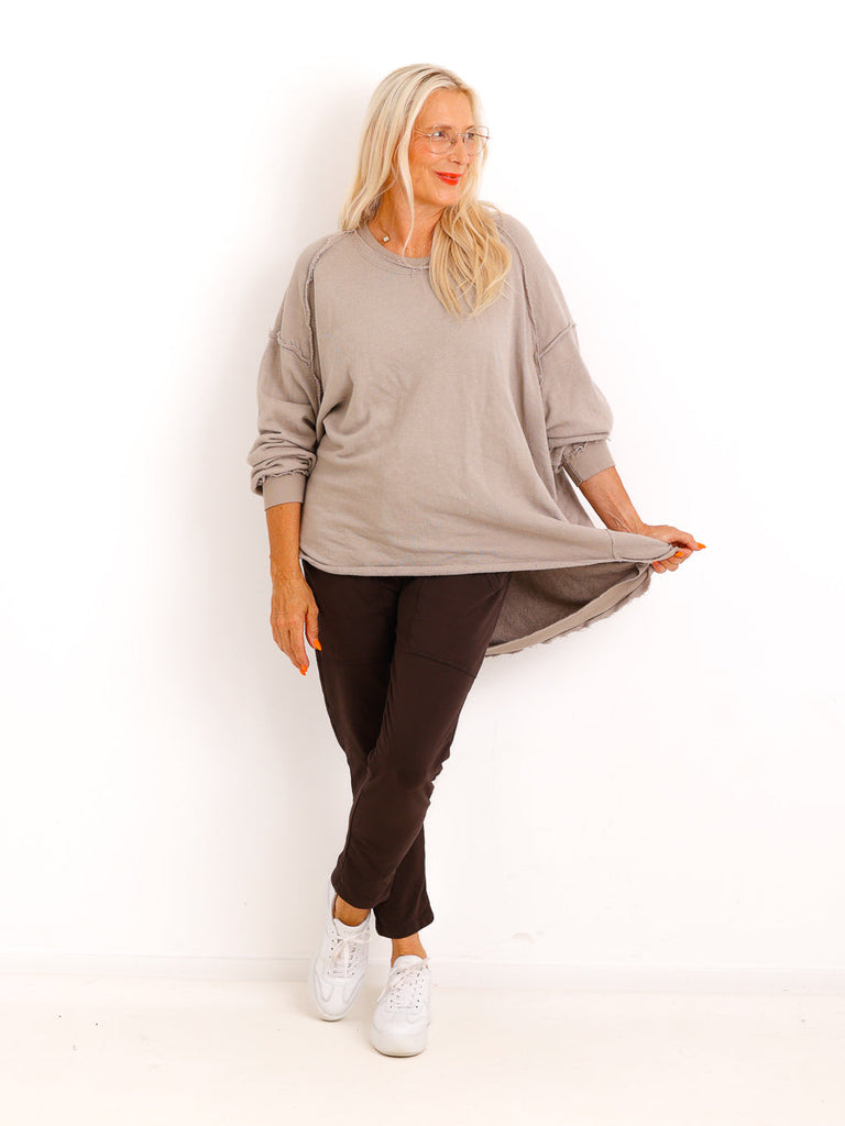 Silberstern Oversize-Sweater CARLY.S in Beige aus Baumwolle mit Inside-Out-Nähten und Vokuhila-Schnitt an Model