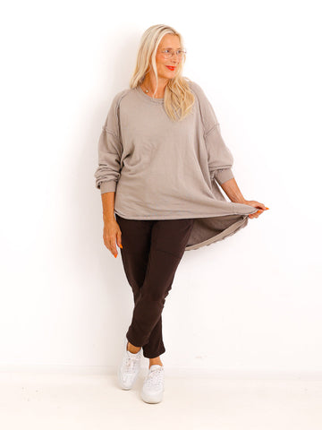 Silberstern Oversize-Sweater CARLY.S in Beige aus Baumwolle mit Inside-Out-Nähten und Vokuhila-Schnitt an Model