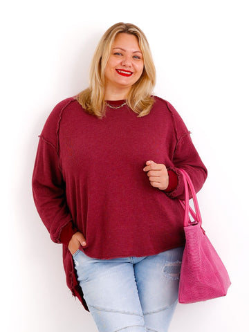 Silberstern Oversize-Sweater Carly.S in Bordeaux aus Baumwolle mit Inside-Out-Nähten und Vokuhila-Schnitt an Model