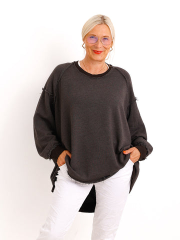 Silberstern Oversize-Sweater CARLY.S in Braun aus Baumwolle mit Inside-Out-Nähten und Vokuhila-Schnitt an Model