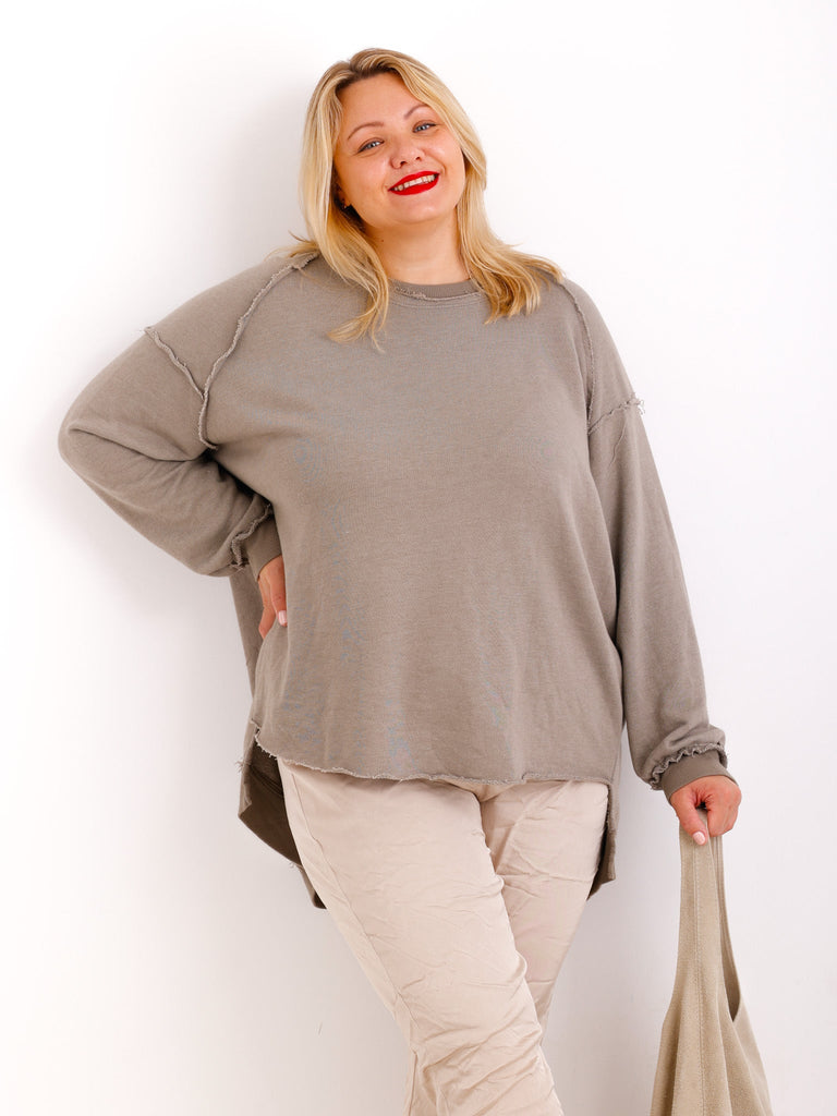 Silberstern Oversize-Sweater CARLY.S in Taupe aus Baumwolle mit Inside-Out-Nähten und Vokuhila-Schnitt an einem Model