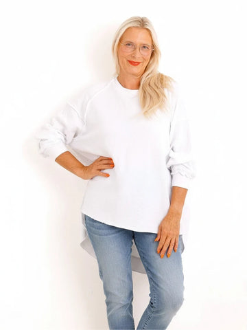 Silberstern Oversize-Sweater Carly.S in Weiß aus reiner Baumwolle mit Inside-Out-Nähten und Vokuhila-Schnitt an Model