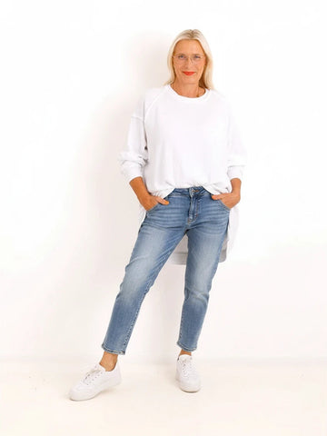 Silberstern Oversize-Sweater CARLY.S in Weiß aus reiner Baumwolle mit Inside-Out-Nähten an einer Frau mit Jeans