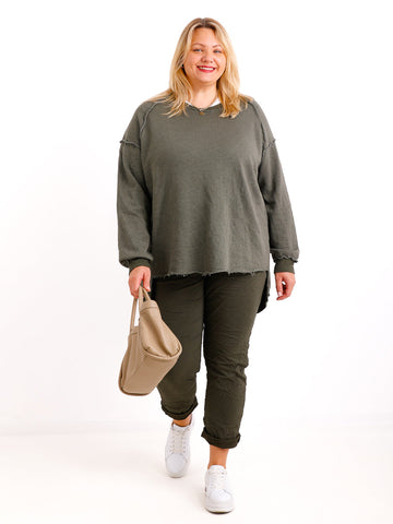 Silberstern Oversize-Sweater CARLY.S in Khaki aus Baumwolle mit Inside-Out-Nähten und Vokuhila-Schnitt an Model