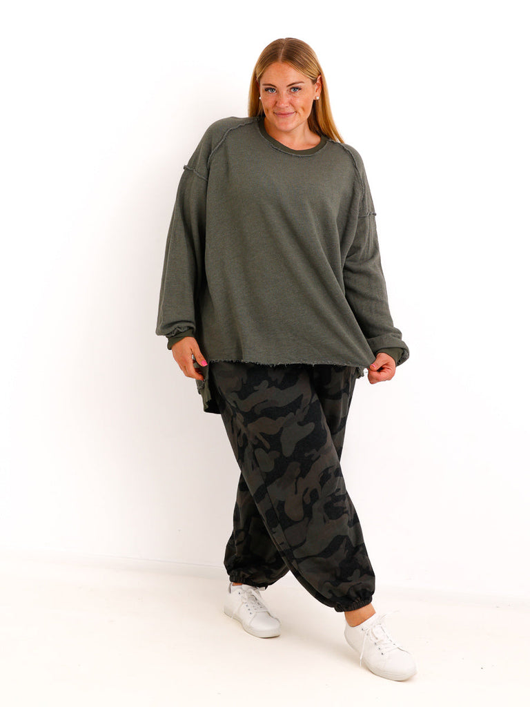 Silberstern Oversize-Sweater CARLY.S in Khaki aus reiner Baumwolle mit Inside-Out-Nähten und Vokuhila-Schnitt