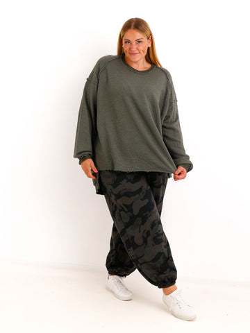 Silberstern Oversize-Sweater CARLY.S in Khaki aus reiner Baumwolle mit Inside-Out-Nähten und Vokuhila-Schnitt